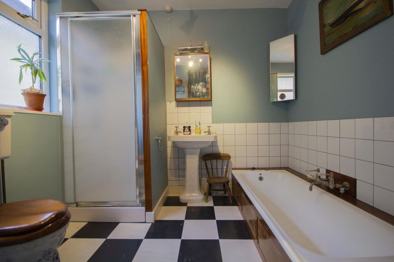 Sunny urban bungalow with large kitchen and loft conversion gallery image 2