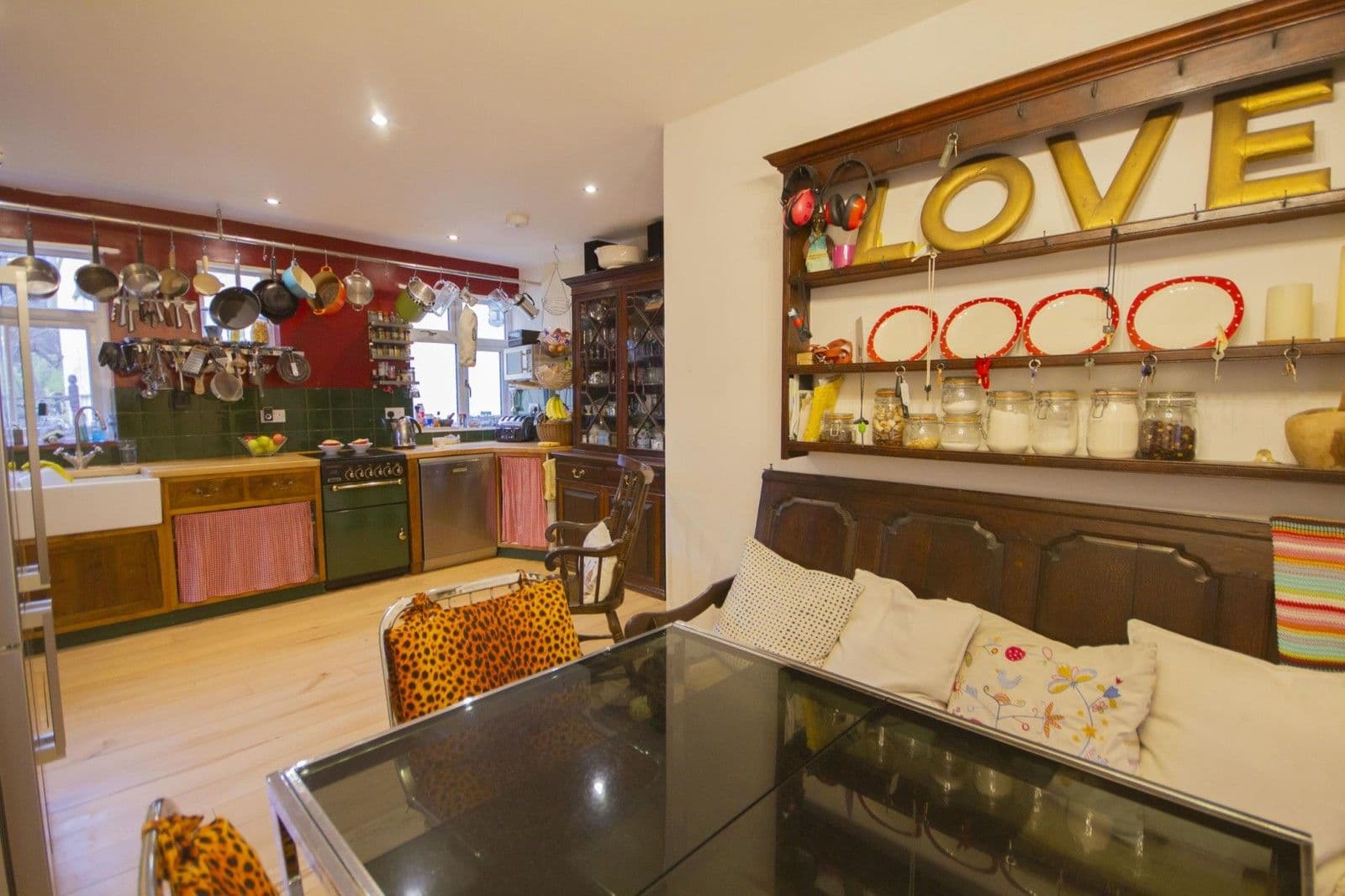 Sunny urban bungalow with large kitchen and loft conversion