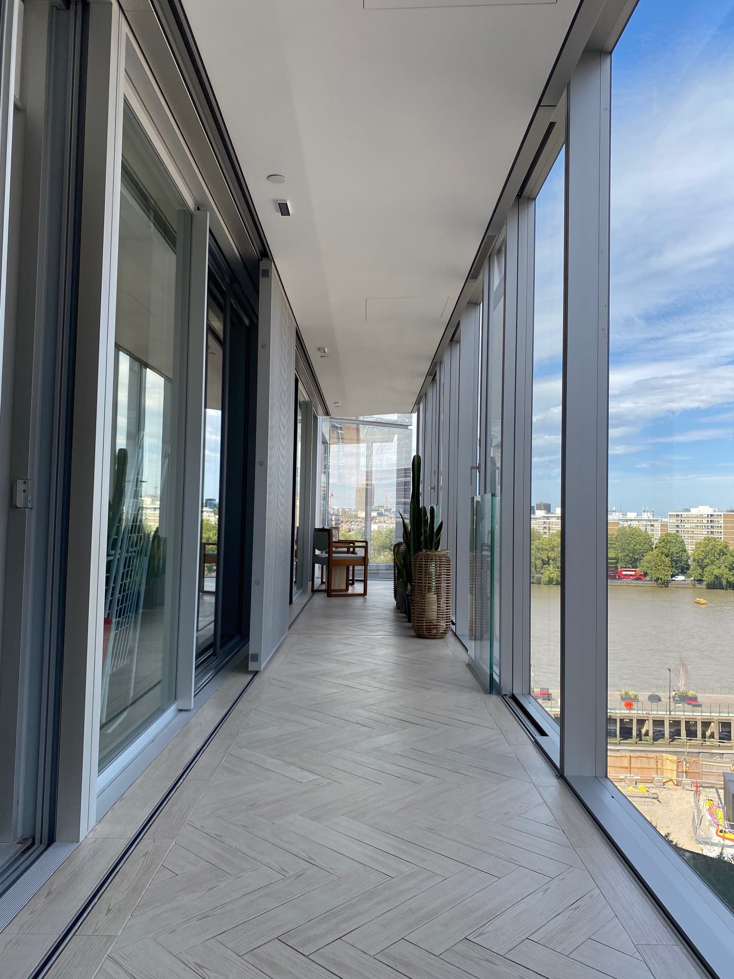 London Riverside Apartment gallery image 1