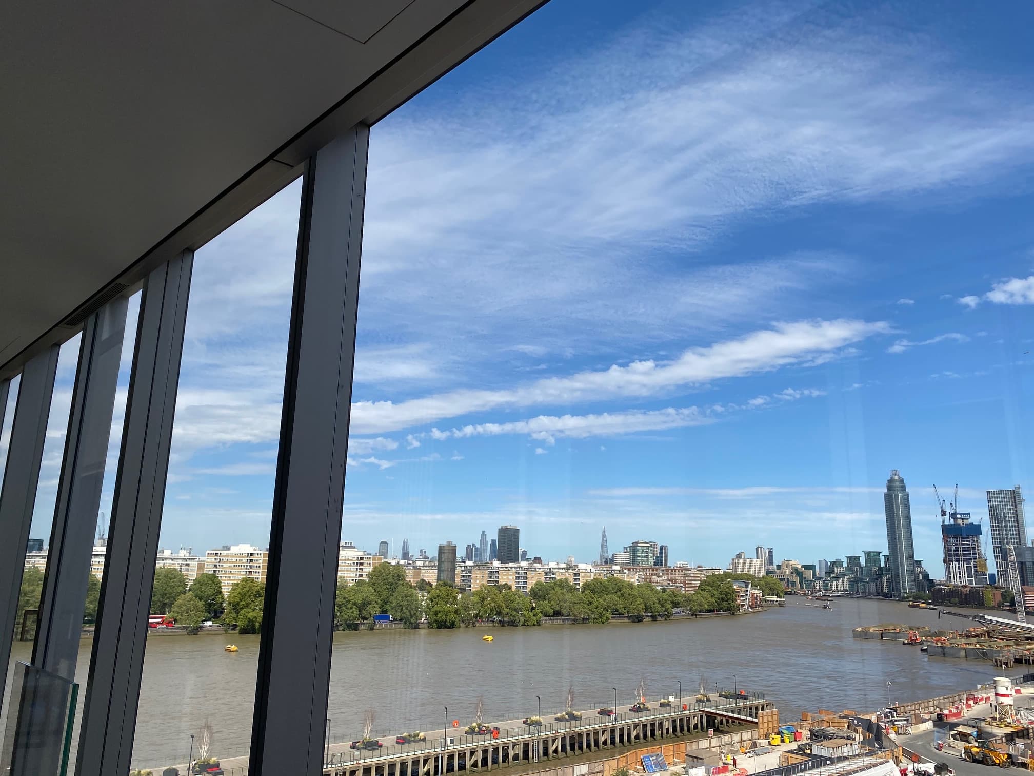 London Riverside Apartment gallery image 2
